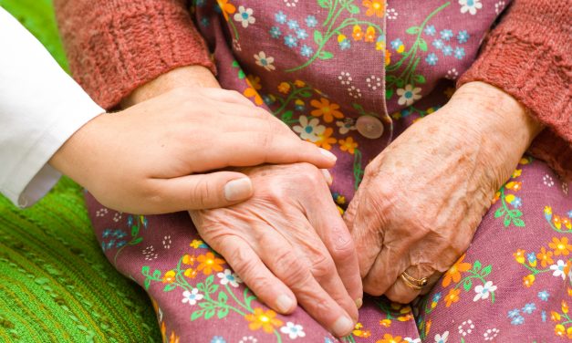 Comment repérer une personne âgée en souffrance et quelles attitudes avoir face à elle ?