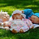 Des poupées…  du berceau à la maison de repos