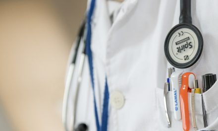 Quand l’environnement de travail  des soignants influence la qualité  de traitement des patients à l’hôpital