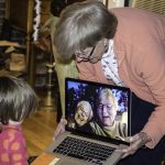 C’est dur de ne pas pouvoir faire de câlin à mes grands-parents !