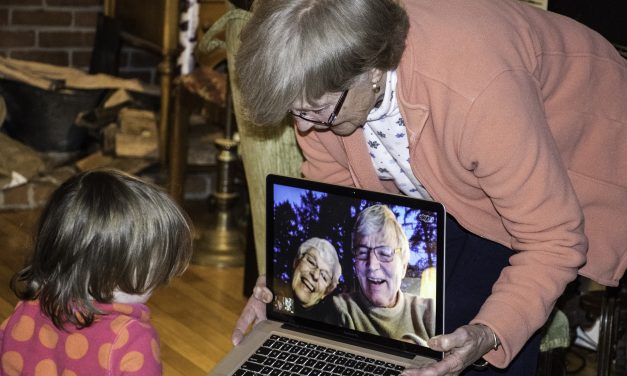 C’est dur de ne pas pouvoir faire de câlin à mes grands-parents !